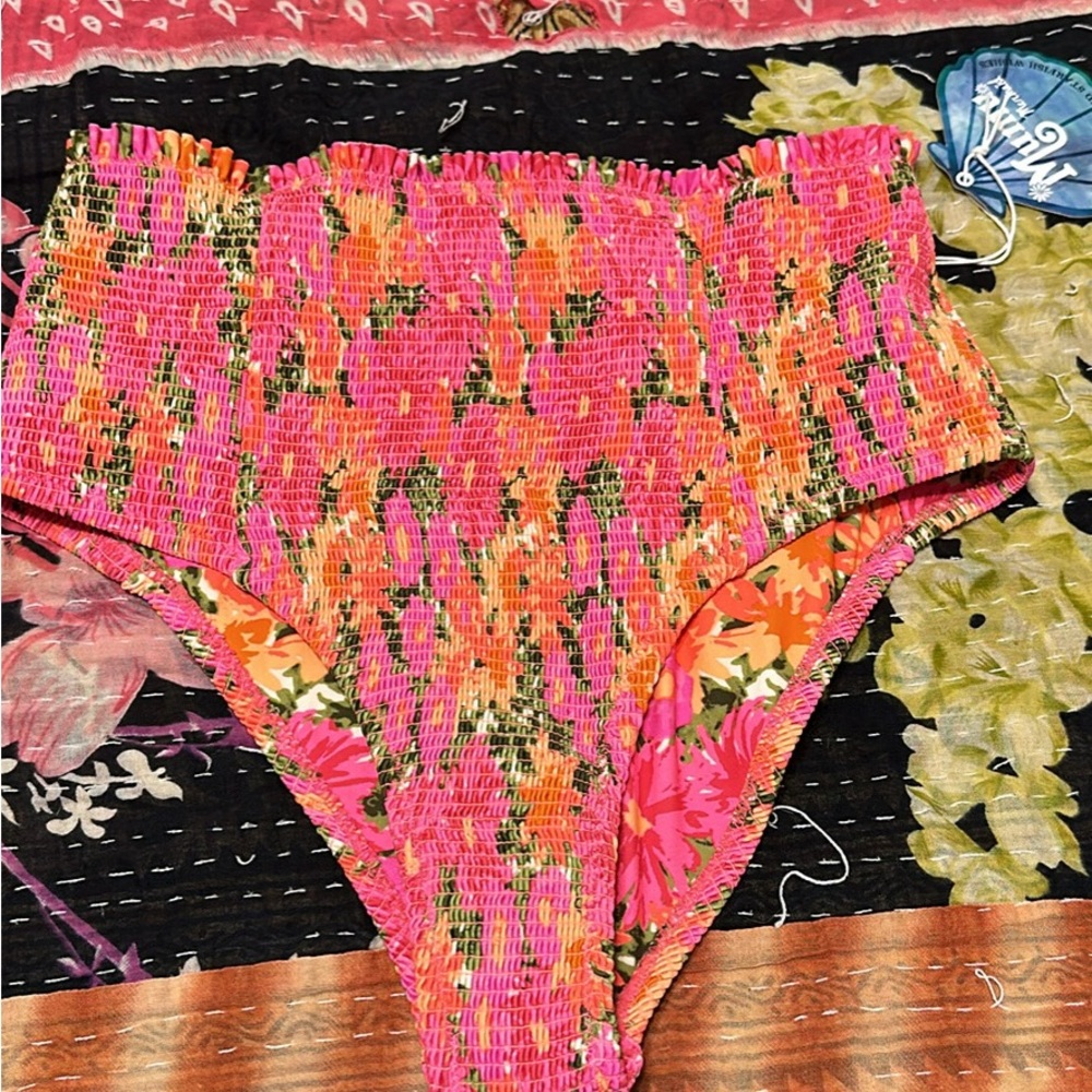 BNWT show me your mumu neon flowers Biko scrunch bottom size large